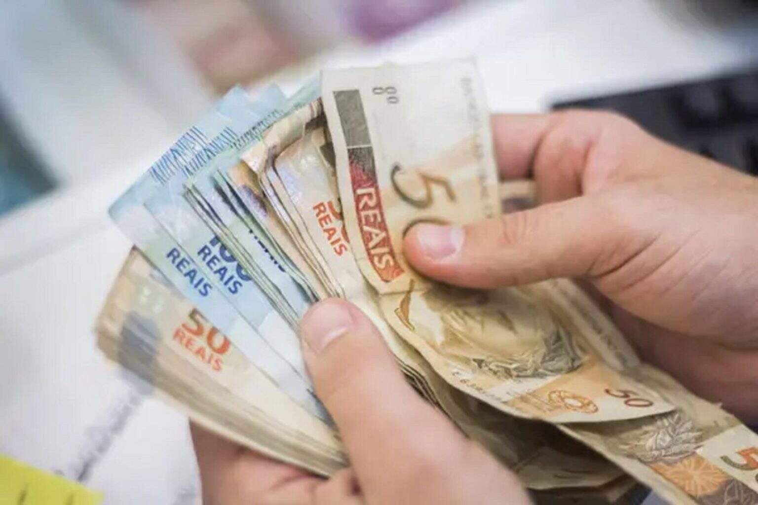 Salário mínimo de R$ 1.621 começa a ser pago nesta segunda (2)