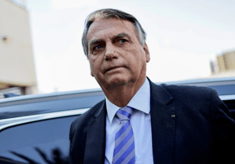 Bolsonaro segue na UTI e apresenta piora na função renal, diz boletim médico