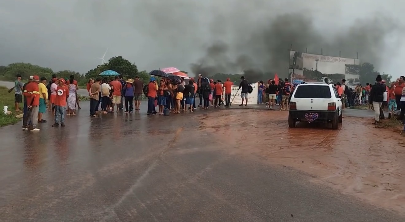 Manifestação do MST bloqueia BR-101 próximo ao trevo de Touros/RN na manhã desta segunda (9)