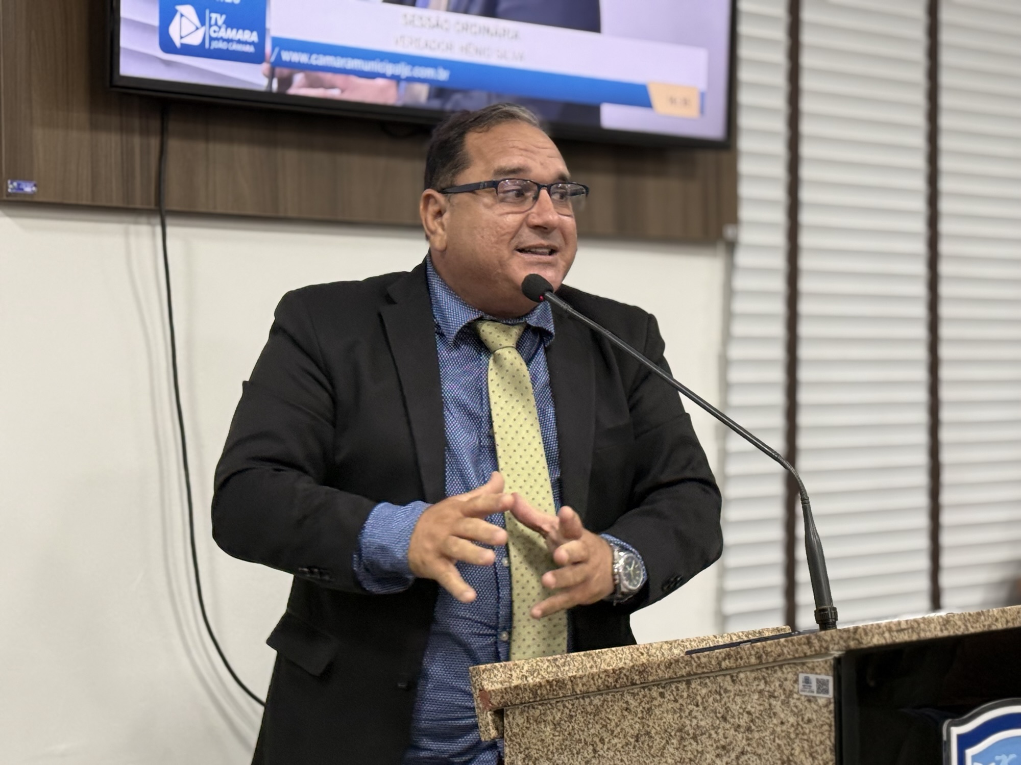 Vereador Hênio Silva apresenta indicações para pavimentação de rua e melhoria paisagística no Mercado Público de João Câmara