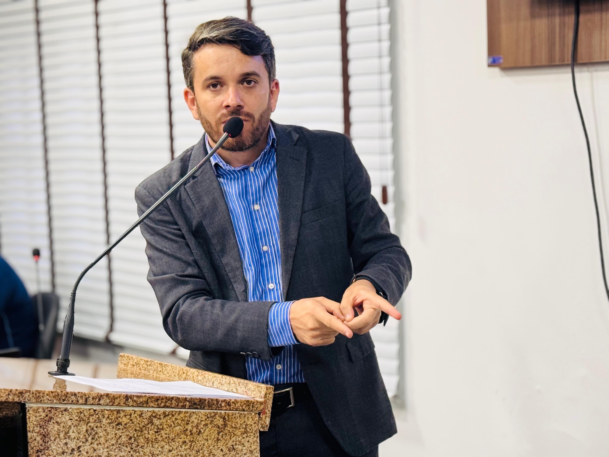 Recapeamento da Rua Alexandre Câmara; Fernando Guilherme busca parceria com o DER