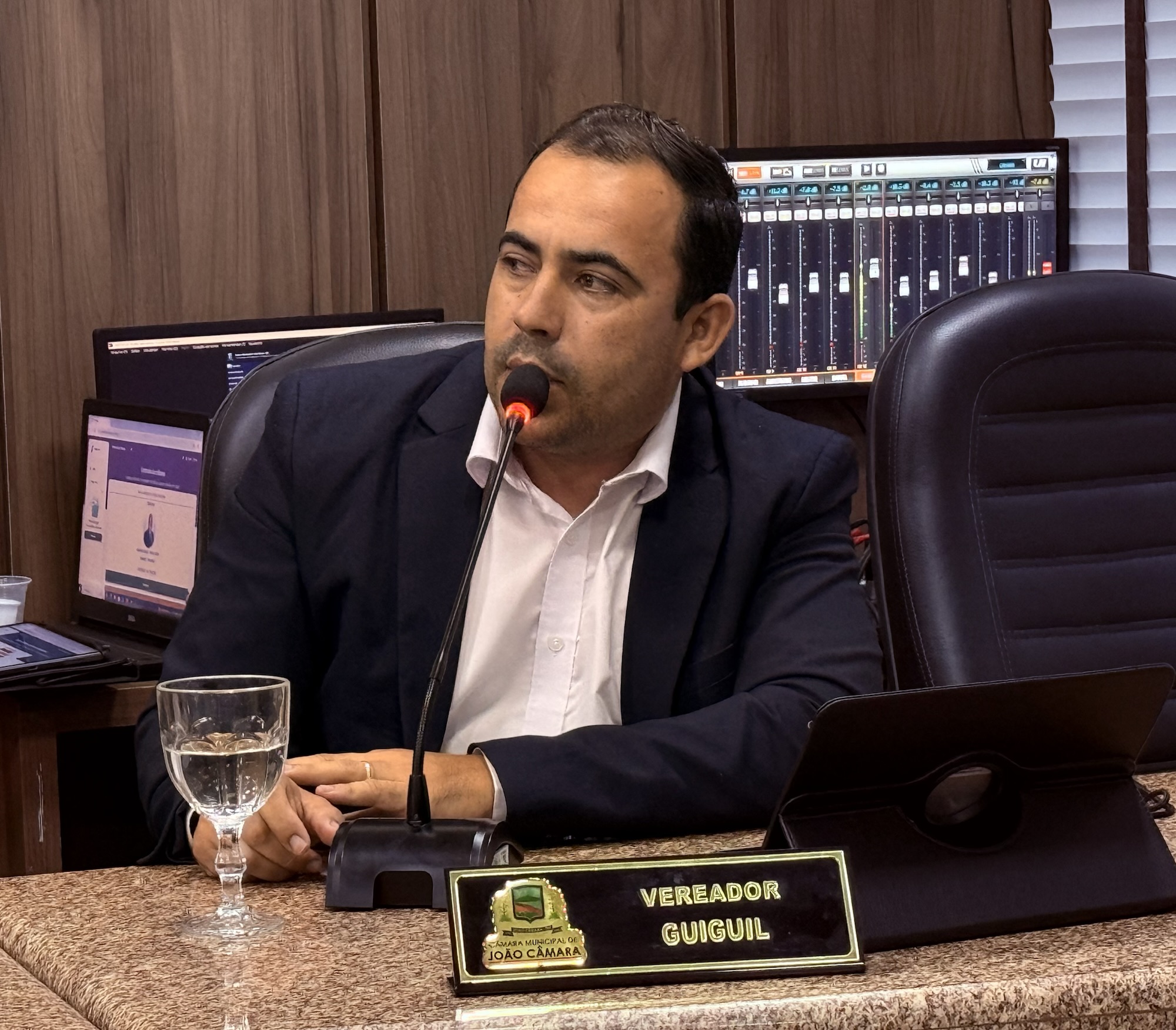 Vereador Guiguil solicita faixas de pedestres e recuperação do Beco de Dona França