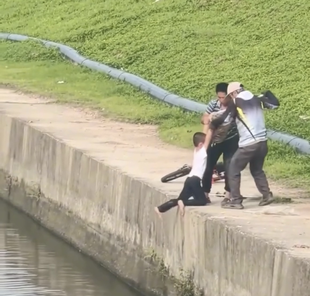 Resgate em 37 segundos evita tragédia e emociona pela rapidez e coragem