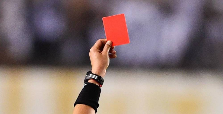 Fifa anuncia cartão vermelho para jogadores que taparem a boca em atos discriminatórios