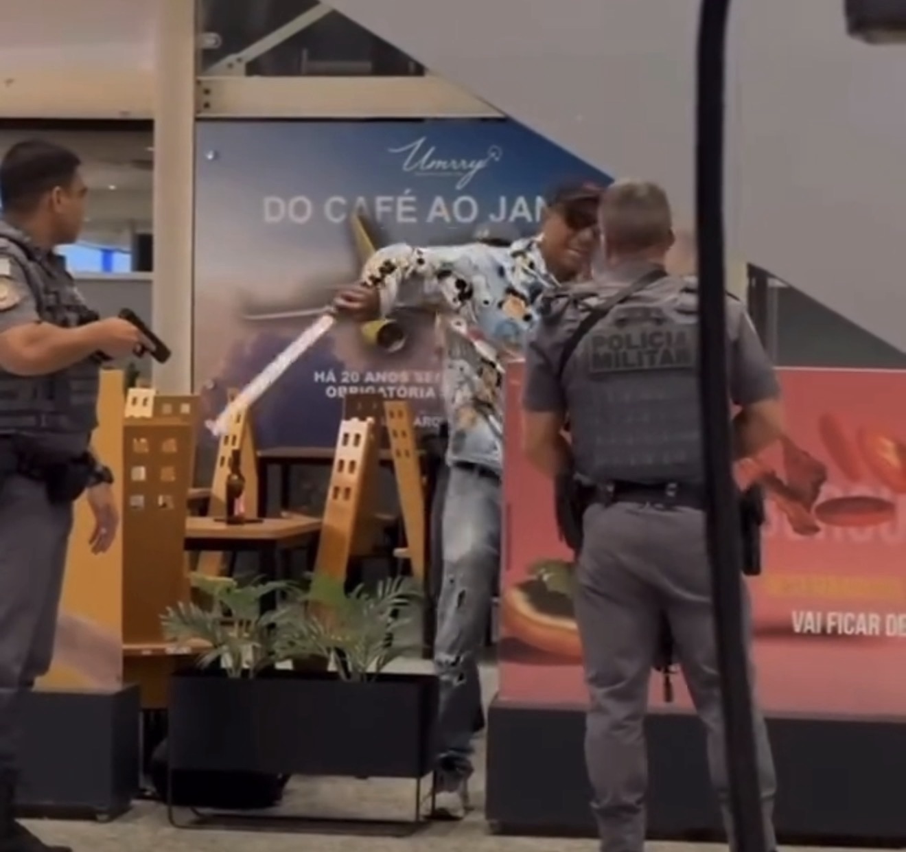 Homem é detido com espada em aeroporto de SP após ameaçar pessoas; caso reforça rigor na segurança aérea