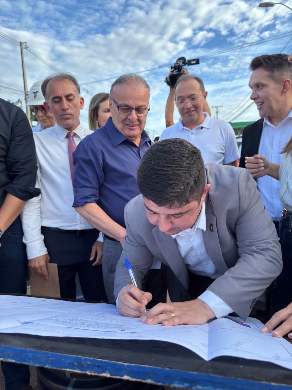 Daniel Santiago comemora assinatura da ordem de serviço da drenagem da Avenida Solange Nunes