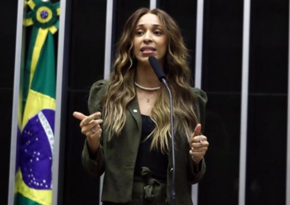 Deputada Erika Hilton aciona PGR contra lei que proíbe mulheres trans em banheiros