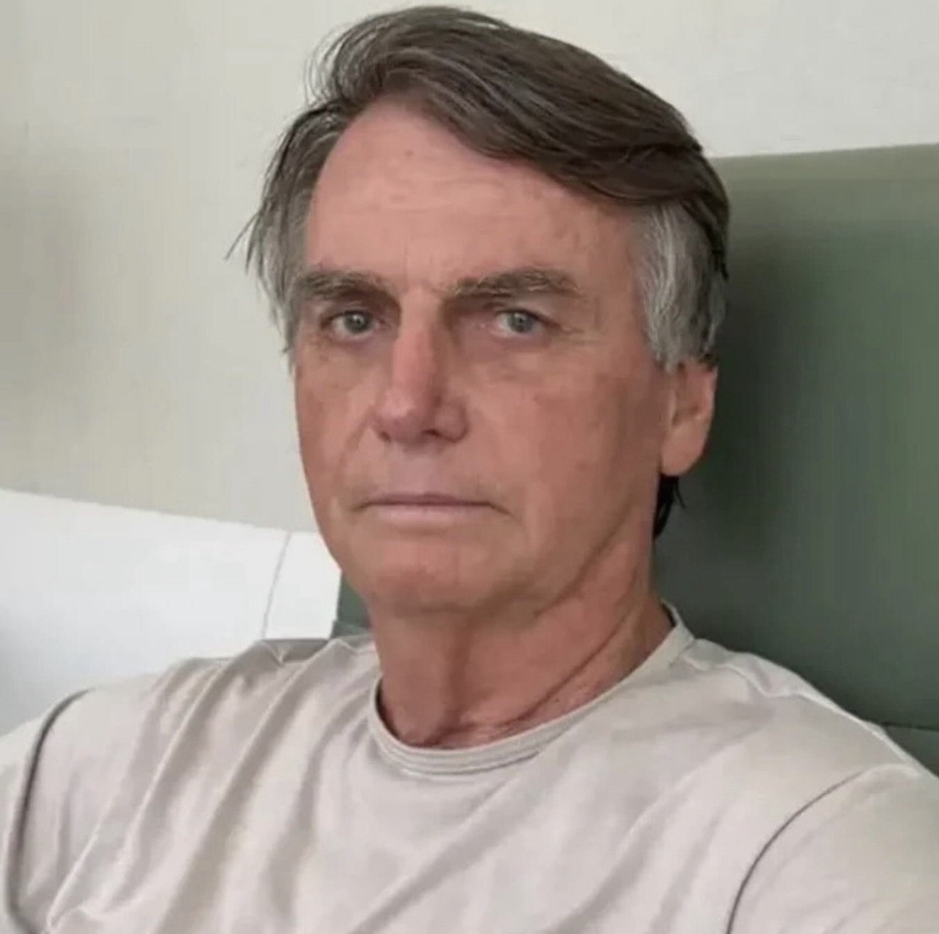 Jair Bolsonaro apresenta melhora em crises de soluços e segue recuperação após cirurgia no ombro