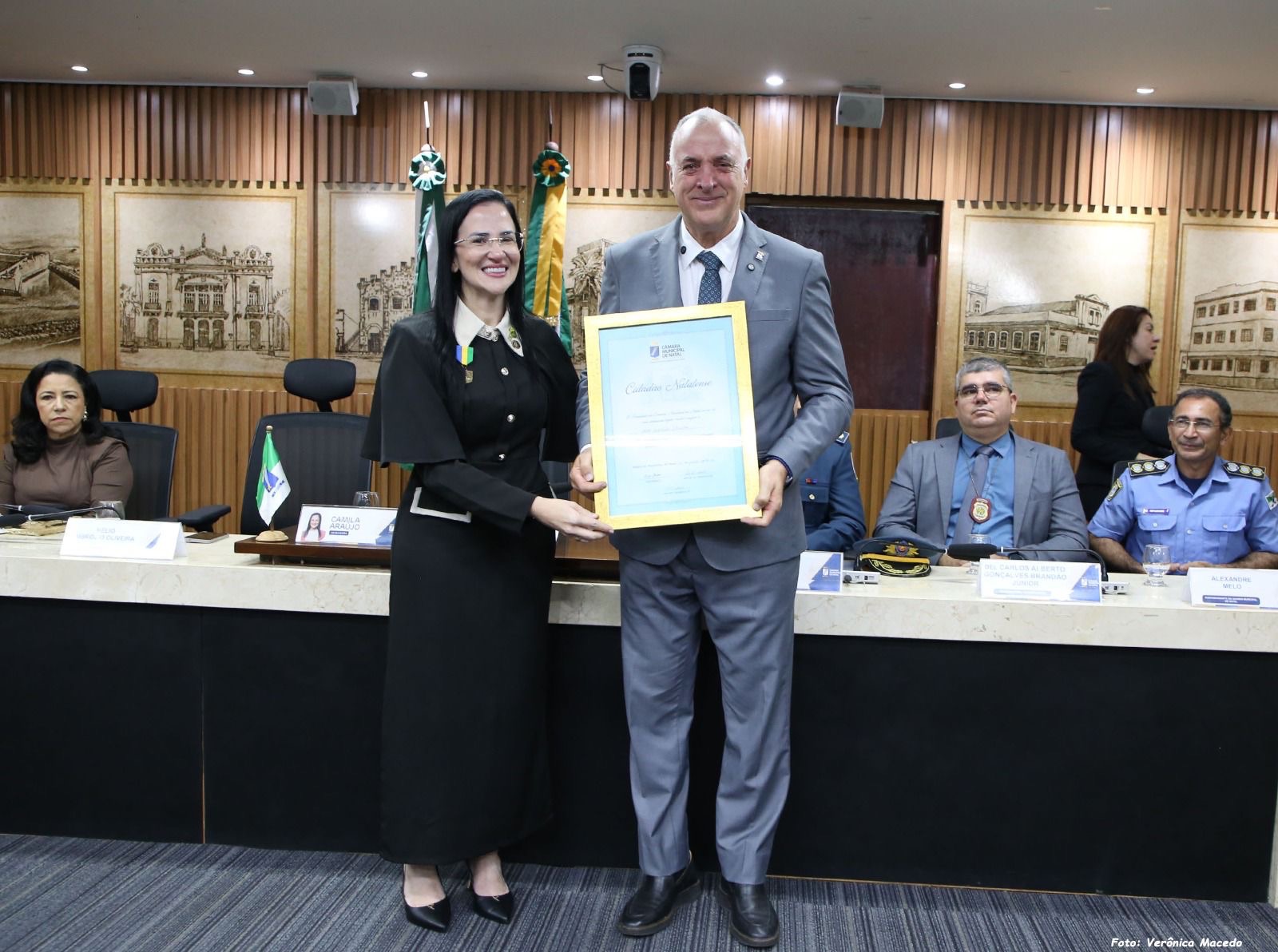 Vereadora Camila homenageia Polícia Militar do RN e entrega título de cidadão a Coronel Hélio