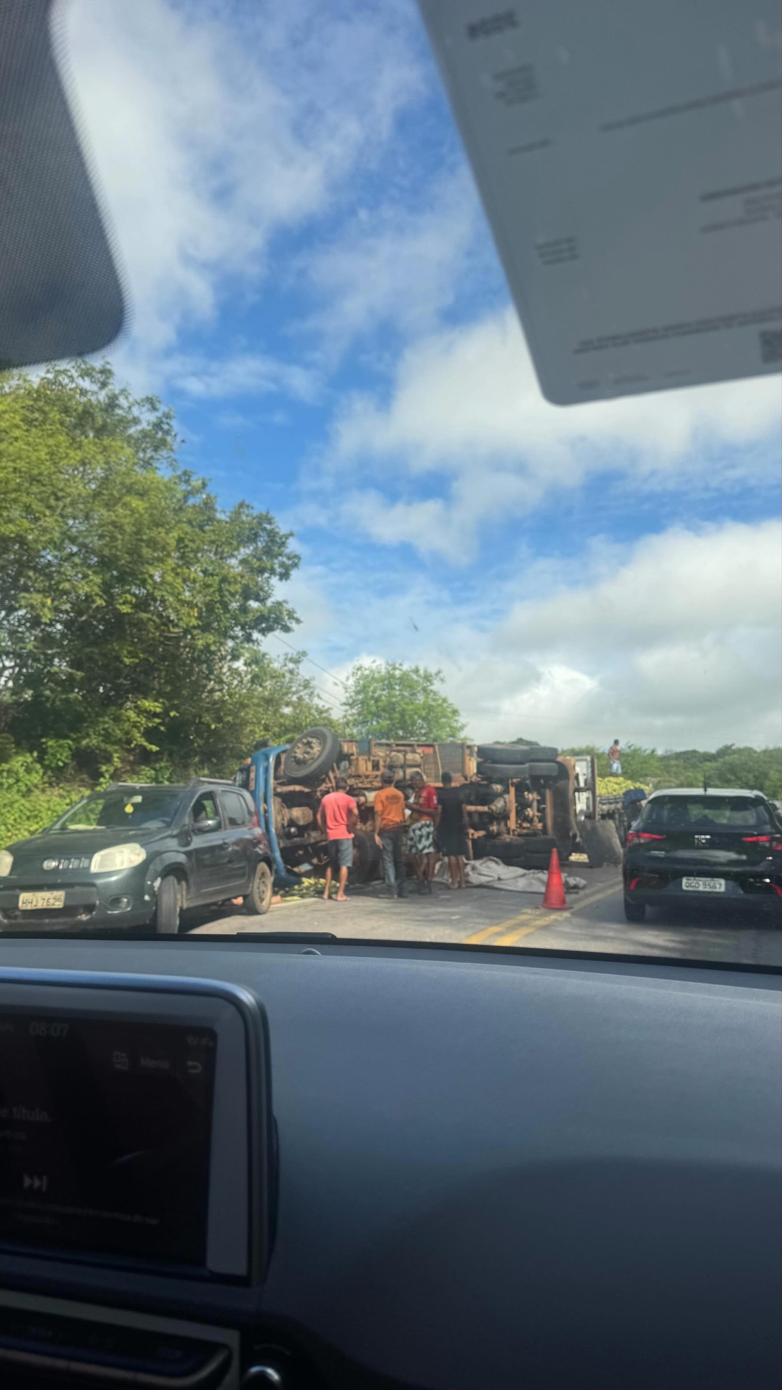 Caminhão carregado de milho tomba na BR-406 entre Taipu/RN e Poço Branco e carga é saqueada por populares