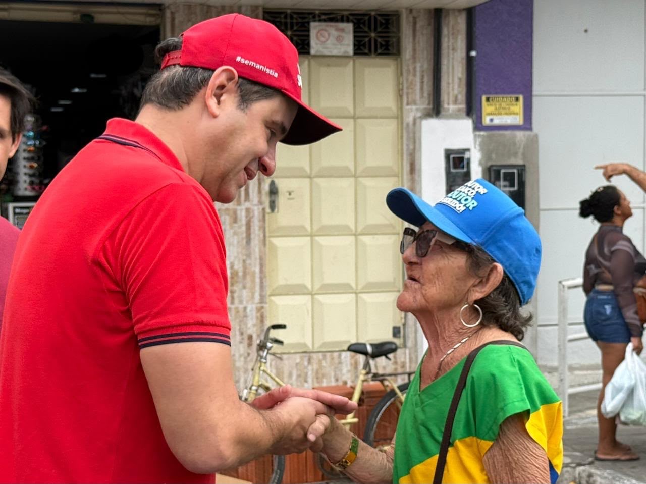 Cadu de Lula recebe carinho do povo seridoense em caminhada na Feira de Caicó