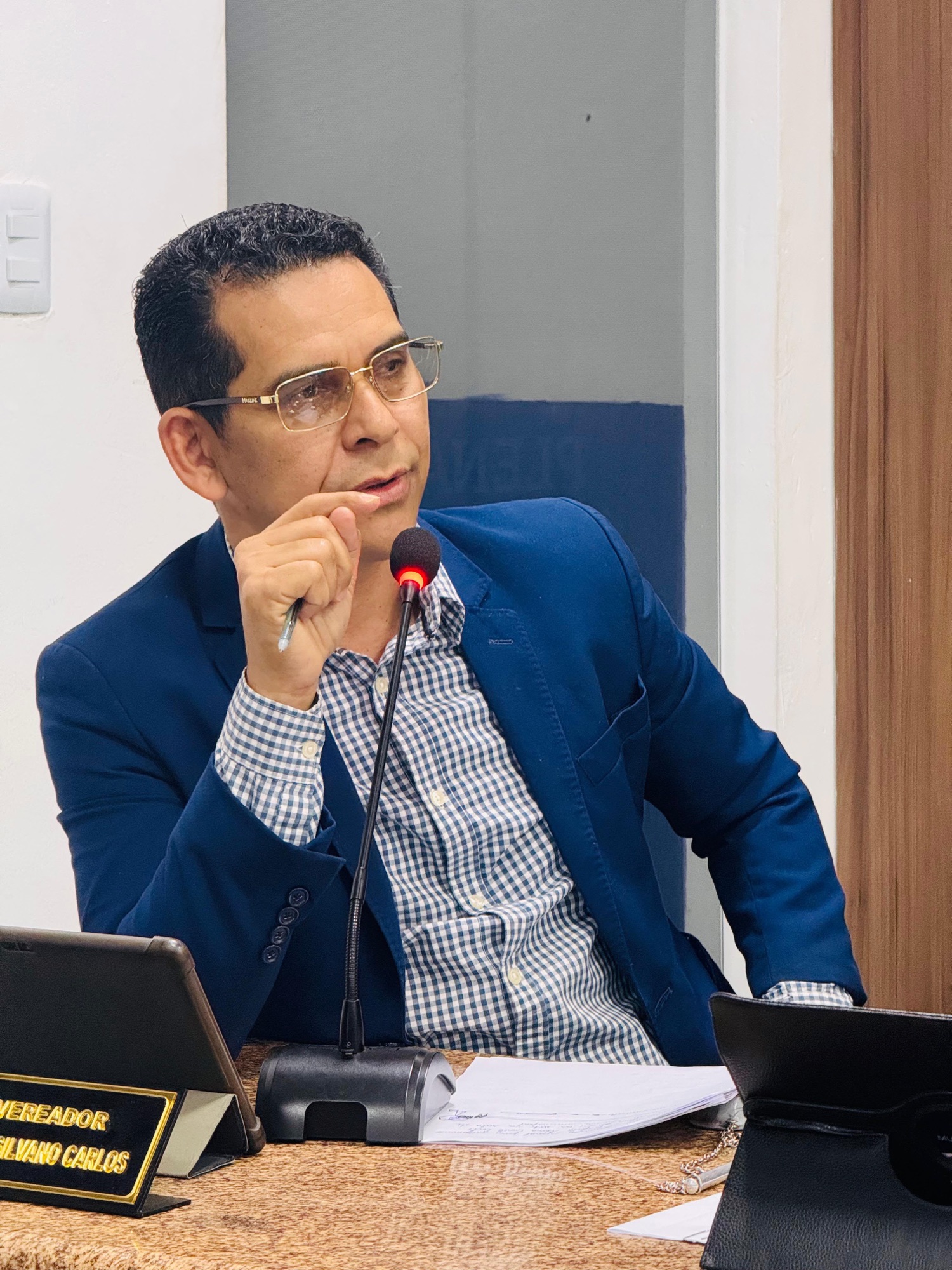 Vereador Professor Silvano Carlos cobra explicações sobre atraso na entrega de fardamentos escolares em João Câmara