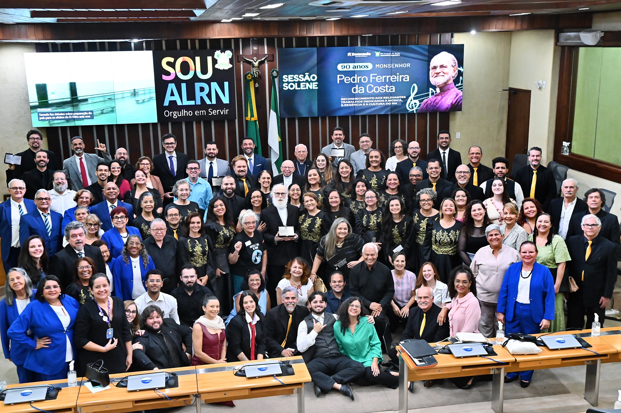 Divaneide Basílio homenageia o regente Padre Pedro Ferreira pelos 90 anos