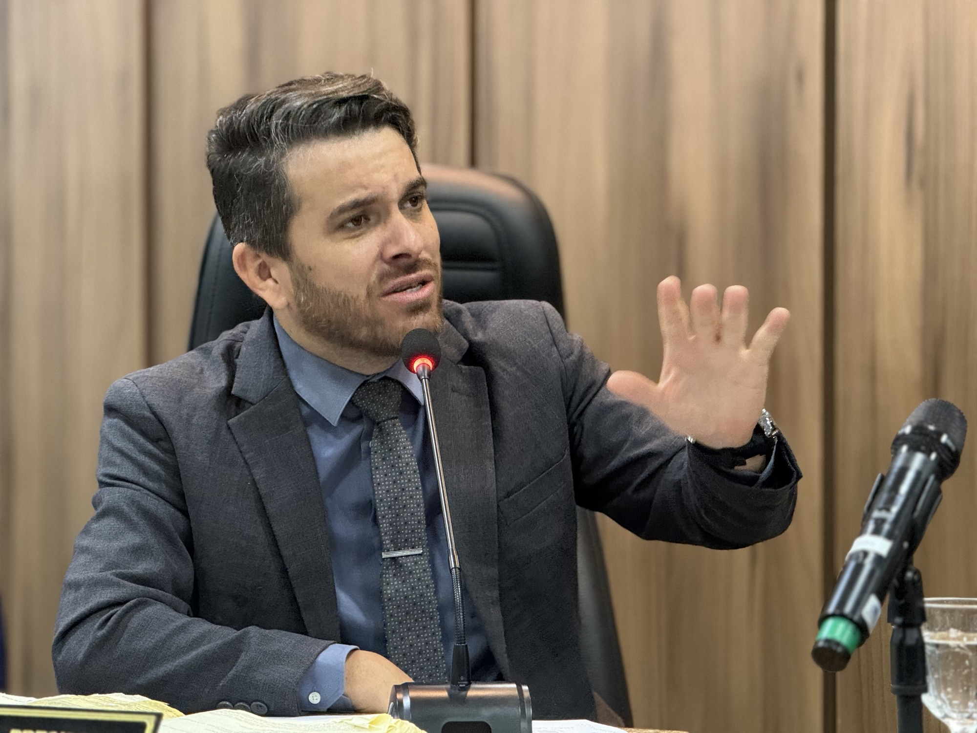 Vereador Fernando Guilherme solicita esclarecimentos ao DER sobre paralisação de recapeamento na RN-023