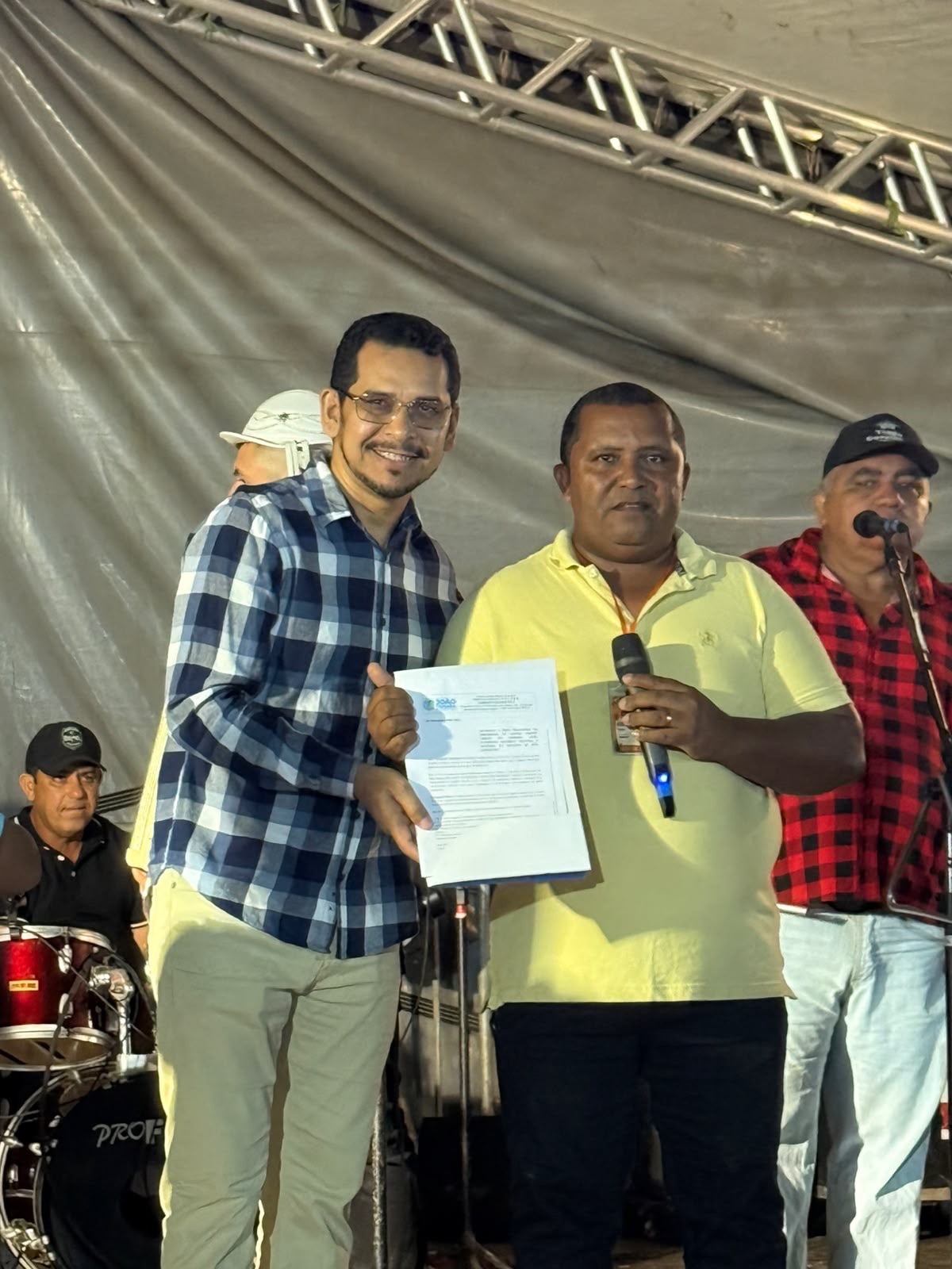 Professor Silvano Carlos entrega Lei que eterniza o Arraiá do Ladeirão como Patrimônio Cultural de João Câmara