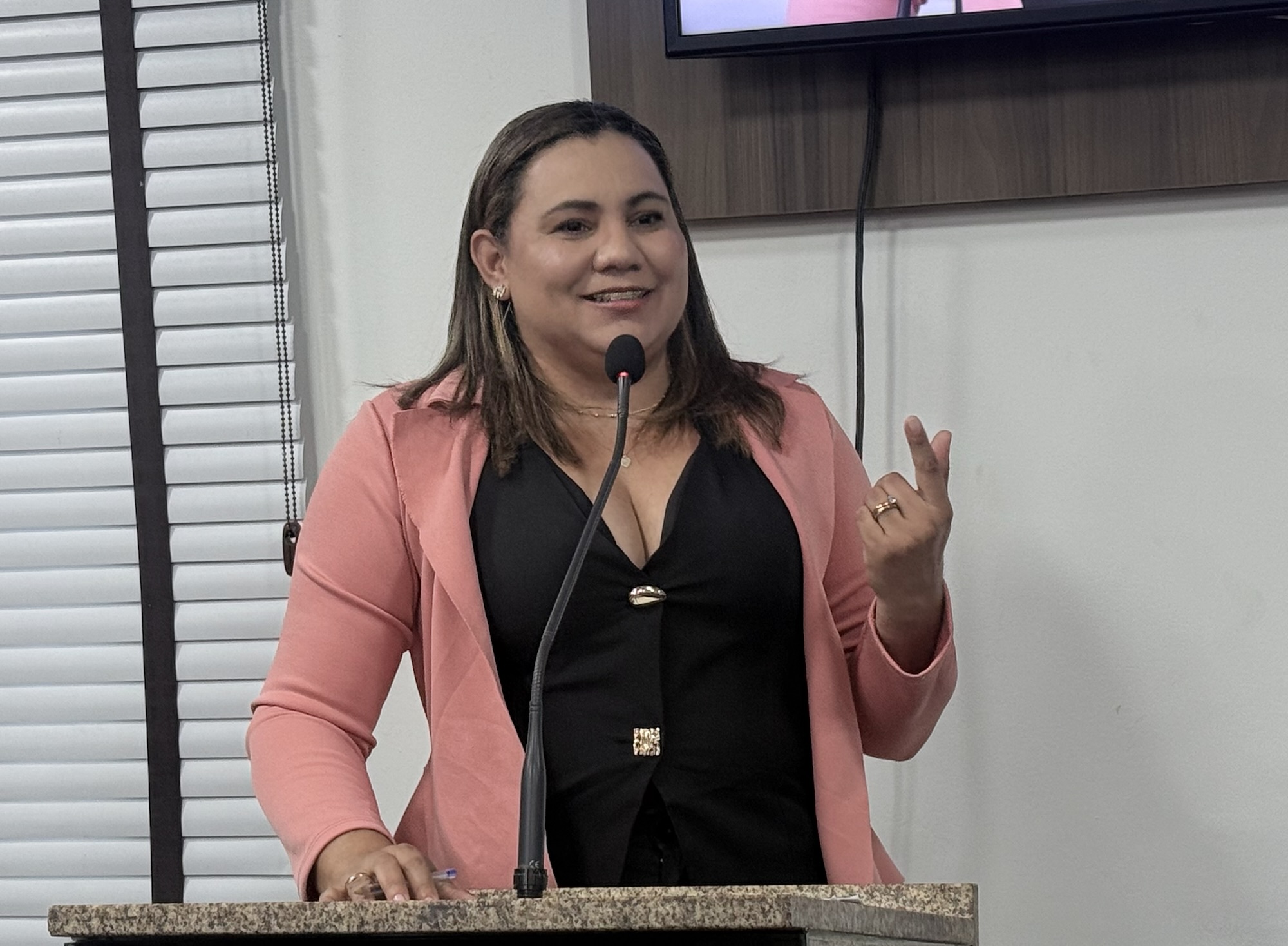 Vereadora Jeska Fernandes propõe novos fardamentos e EPIs para ACS e ACE e solicita limpeza geral com dedetização no Mercado Público