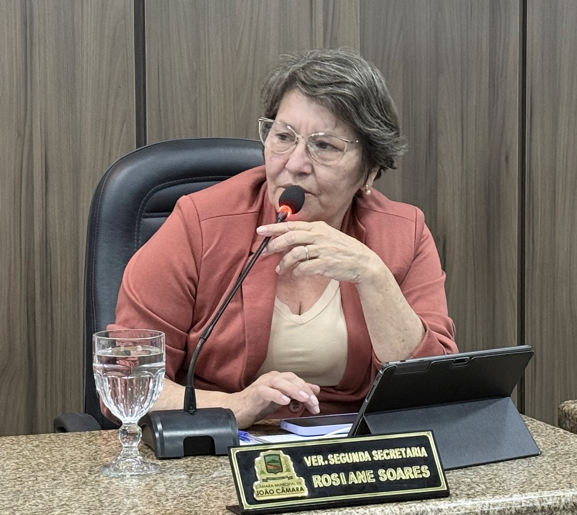 Vereadora Rosiane Soares solicita reforma da Área de Lazer do São Francisco e complementação do asfalto da Rua 21 de Abril