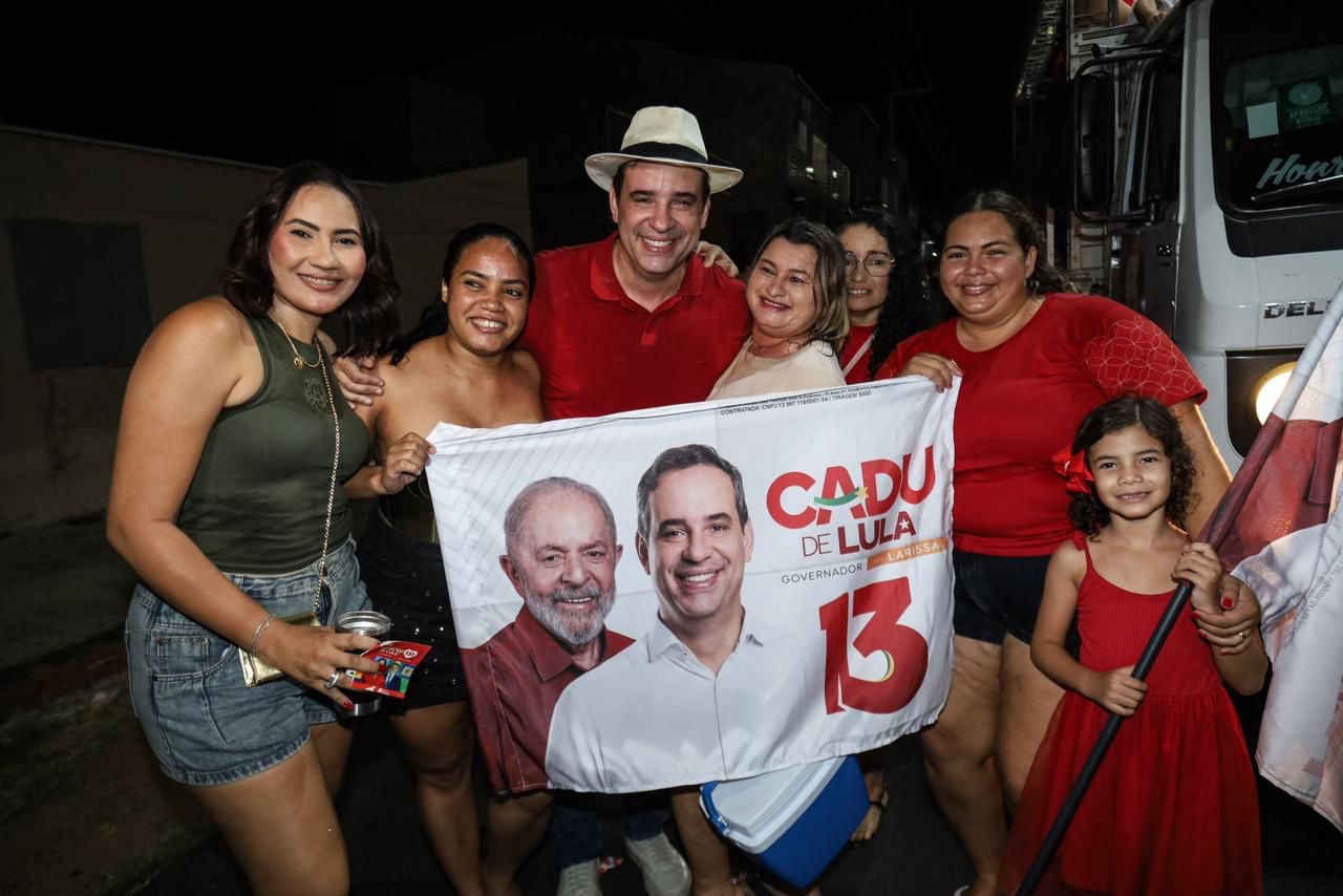 Multidão se reúne para acompanhar Cadu de Lula e Larissa, Rafael e Samanda de Lula nas ruas de Patu