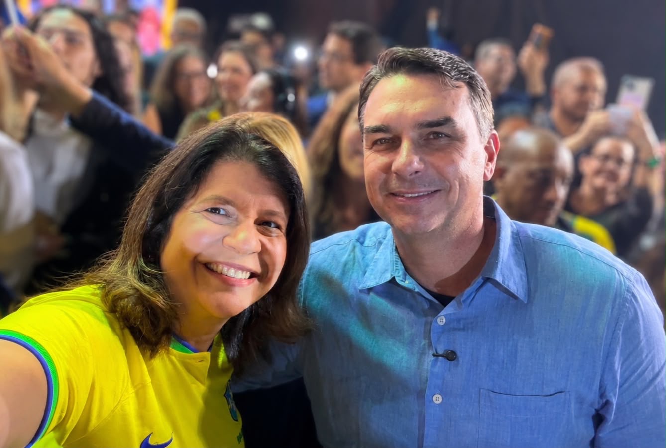 Ao lado de Flávio Bolsonaro em Brasília, Carla Dickson comemora confirmação da candidatura de Michelle Bolsonaro ao Senado Federal