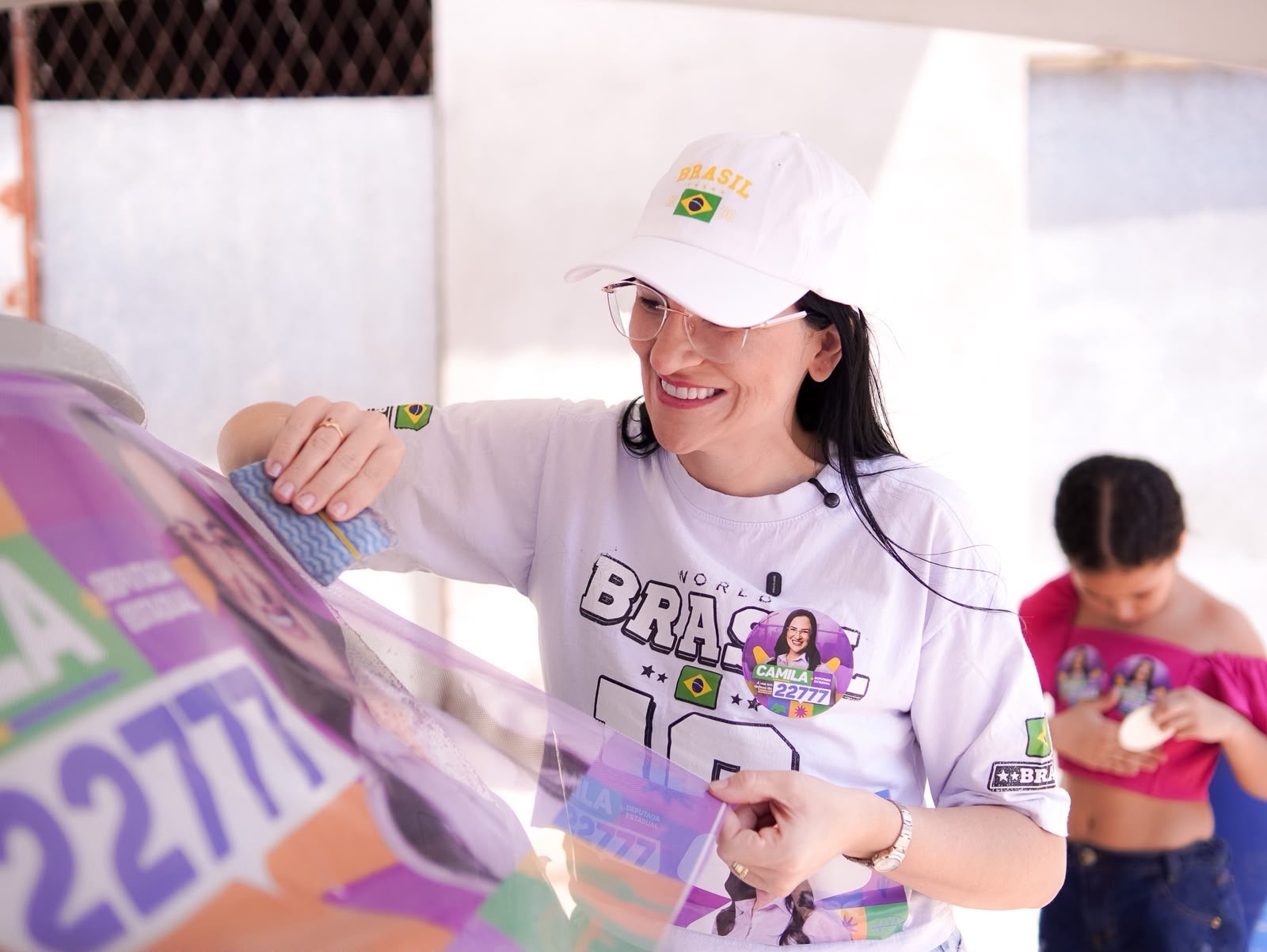 Camila inicia campanha com grande adesivaço em Natal