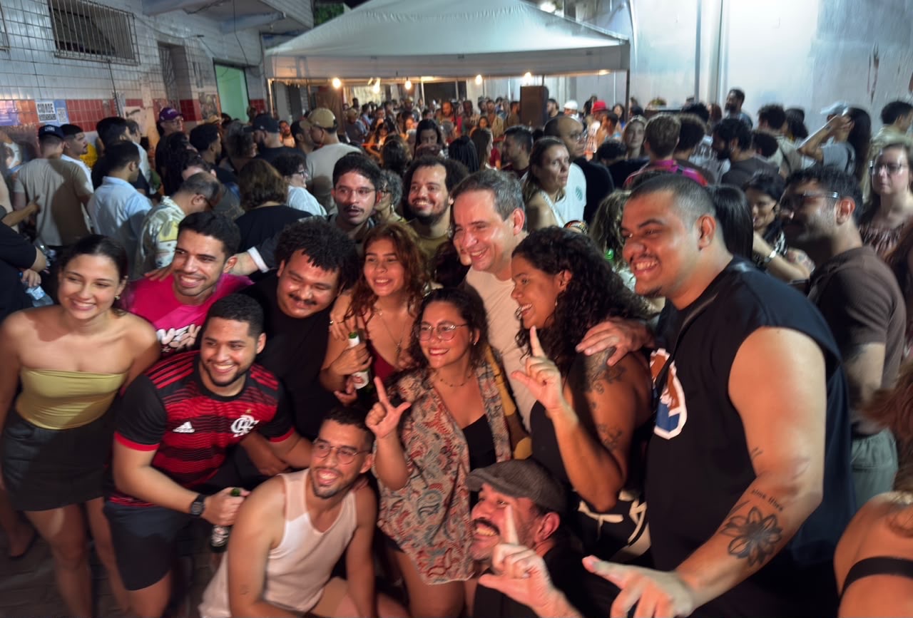 Cadu de Lula e Samanda Alves participam de samba no Beco da Lama