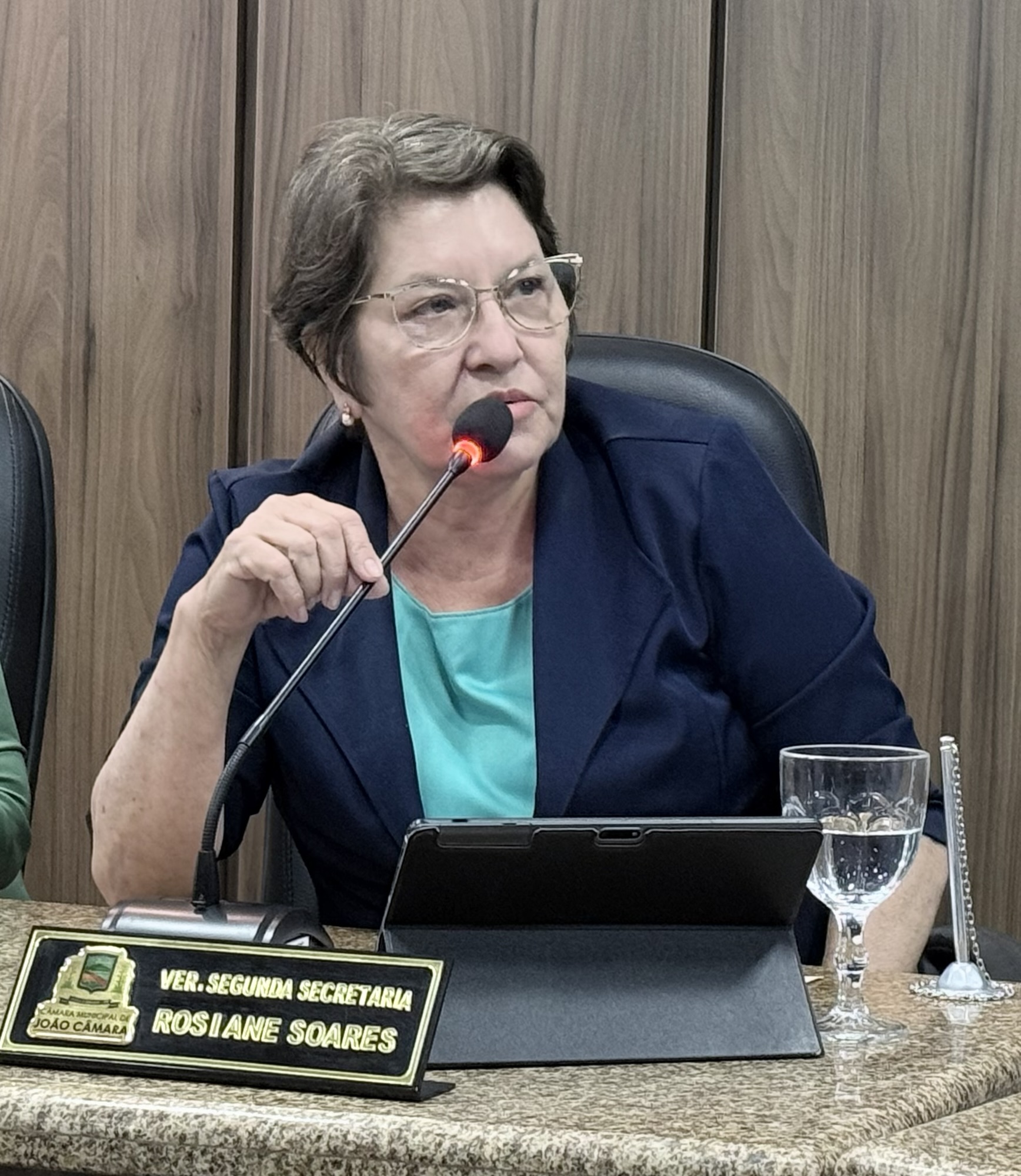 Vereadora Rosiane Soares solicita reforma de Quadra em Morada Nova e sinalização das Vias de João Câmara