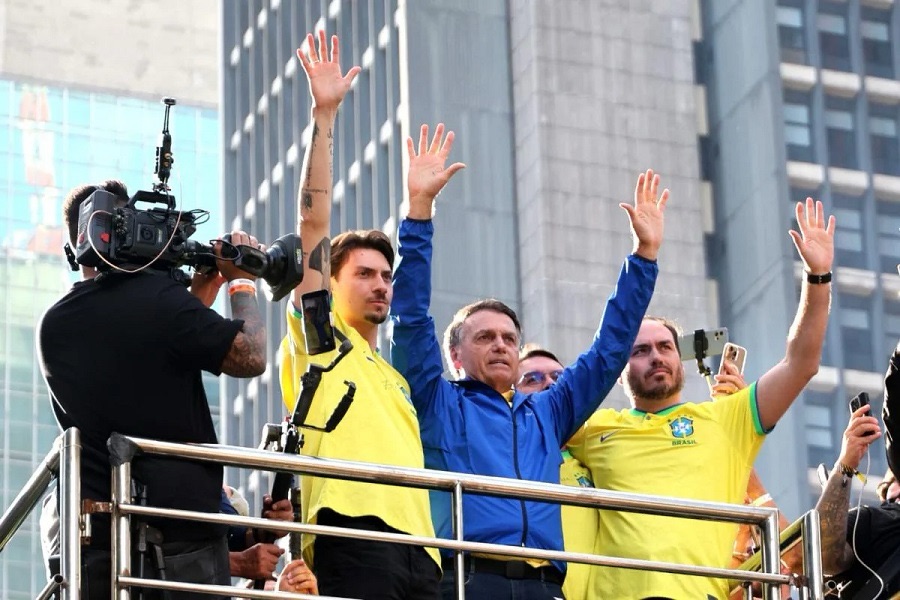 Moraes autoriza retomada de visitas de Carlos e Jair Renan a Bolsonaro; Flávio continua proibido