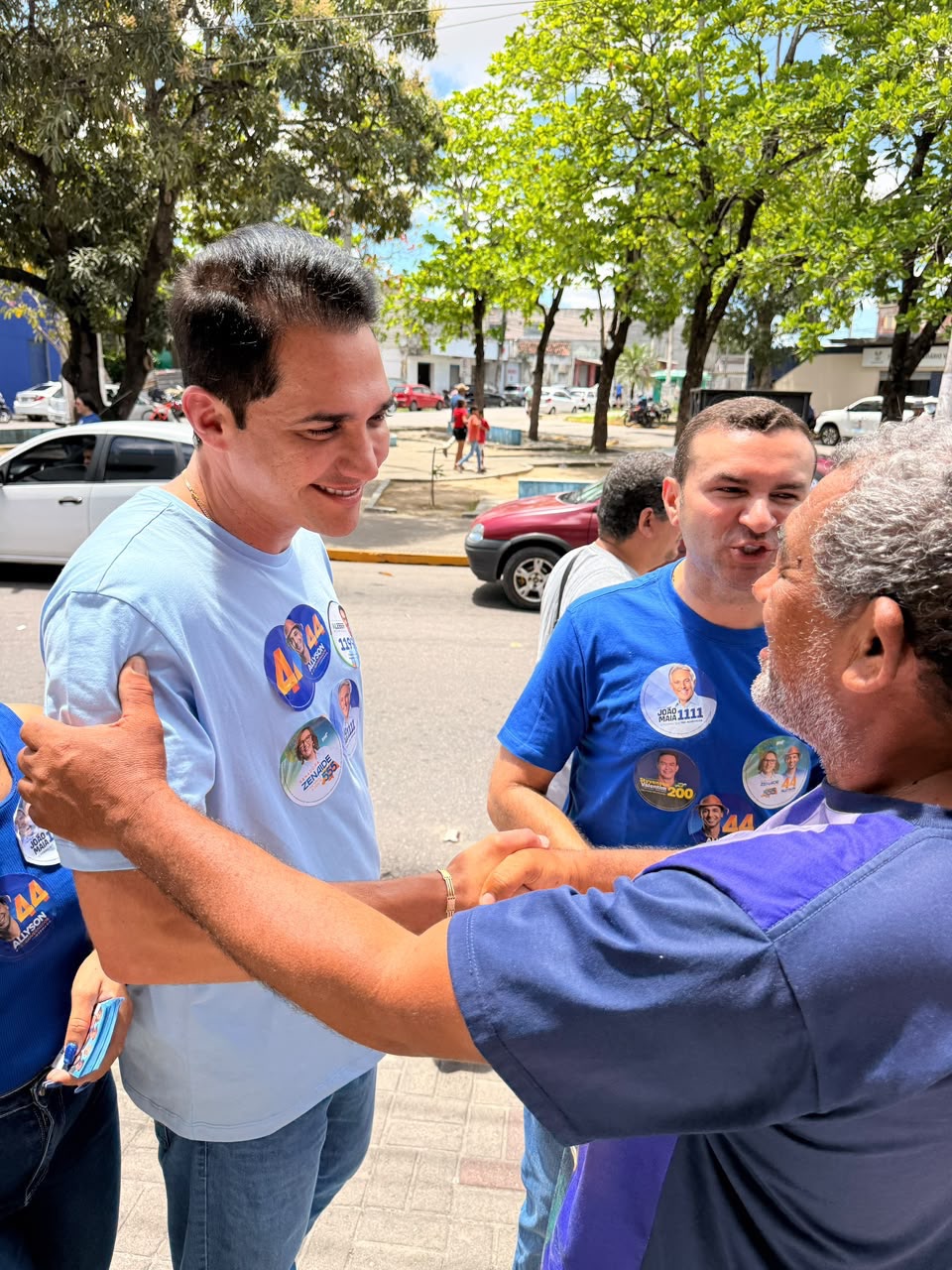 Kleber Rodrigues reforça apoio aos pequenos comerciantes durante visita à feira de Macaíba neste sábado