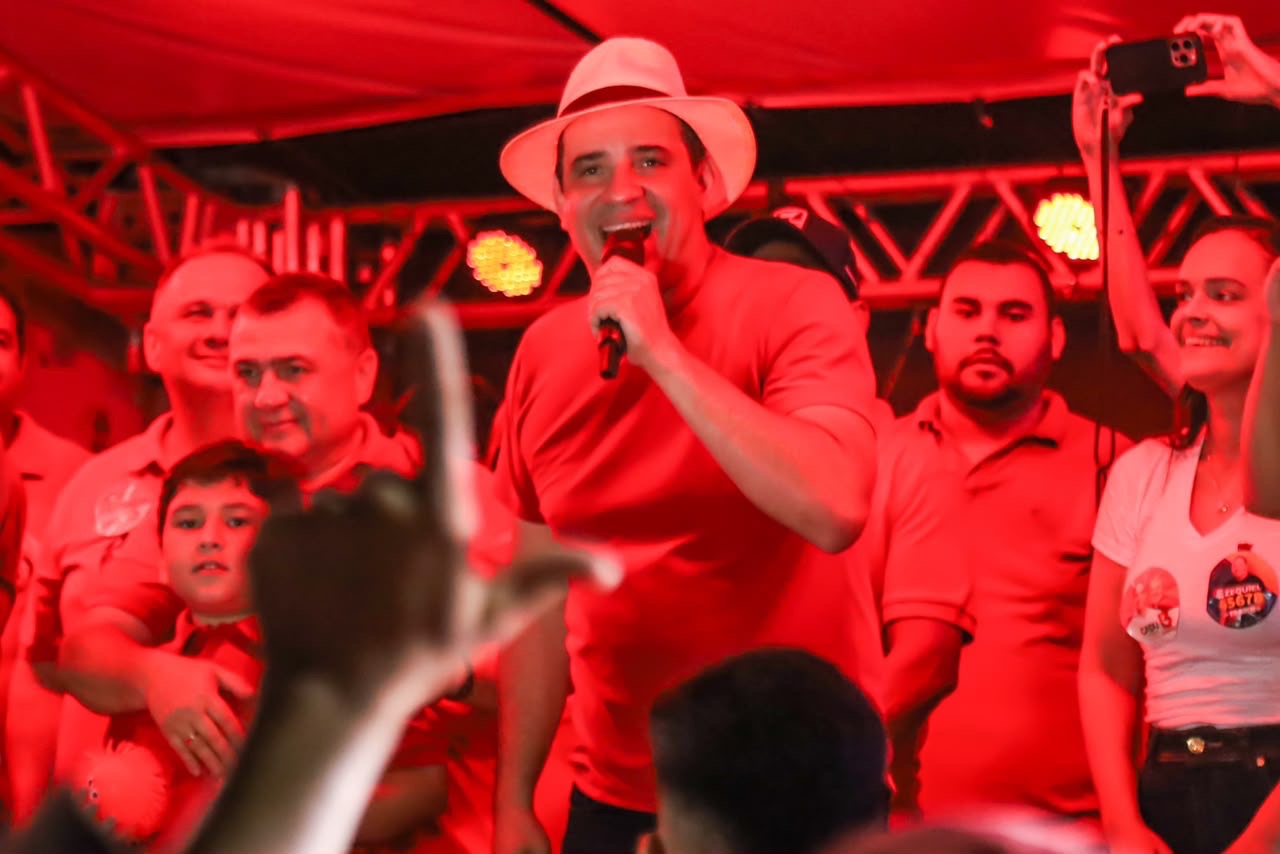 Cadu de Lula é recebido em Santa Maria com uma grande festa nas ruas da cidade