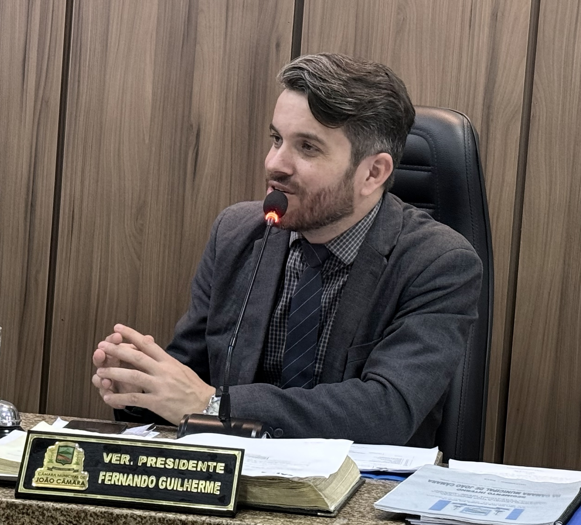 Vereador Fernando Guilherme solicita veículo adaptado para pacientes do CRIA e pavimentação ligando Barroso, Planalto e Vila Verde