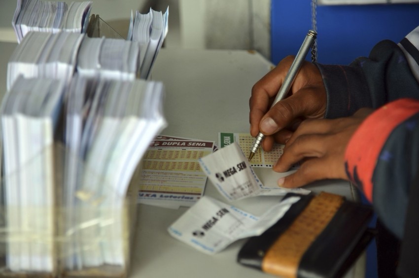 Mega-Sena acumula e pode pagar R$ 32 milhões na terça-feira (22)