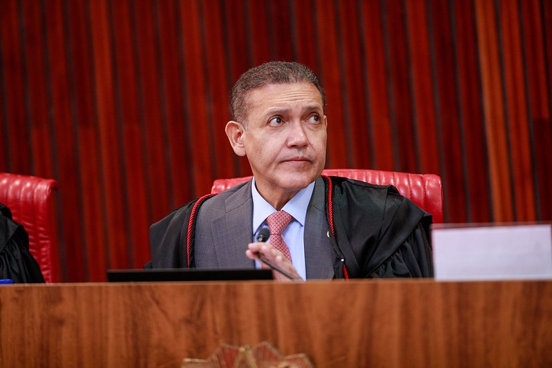 TSE suspende jingle de Lula que associa Flávio a caso Master