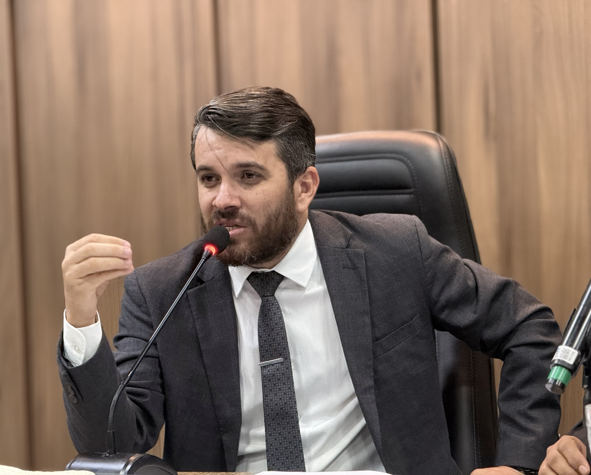 Vereador Fernando Guilherme tem proposta aprovada para ampliar atendimento com médico psiquiatra diário no CEM
