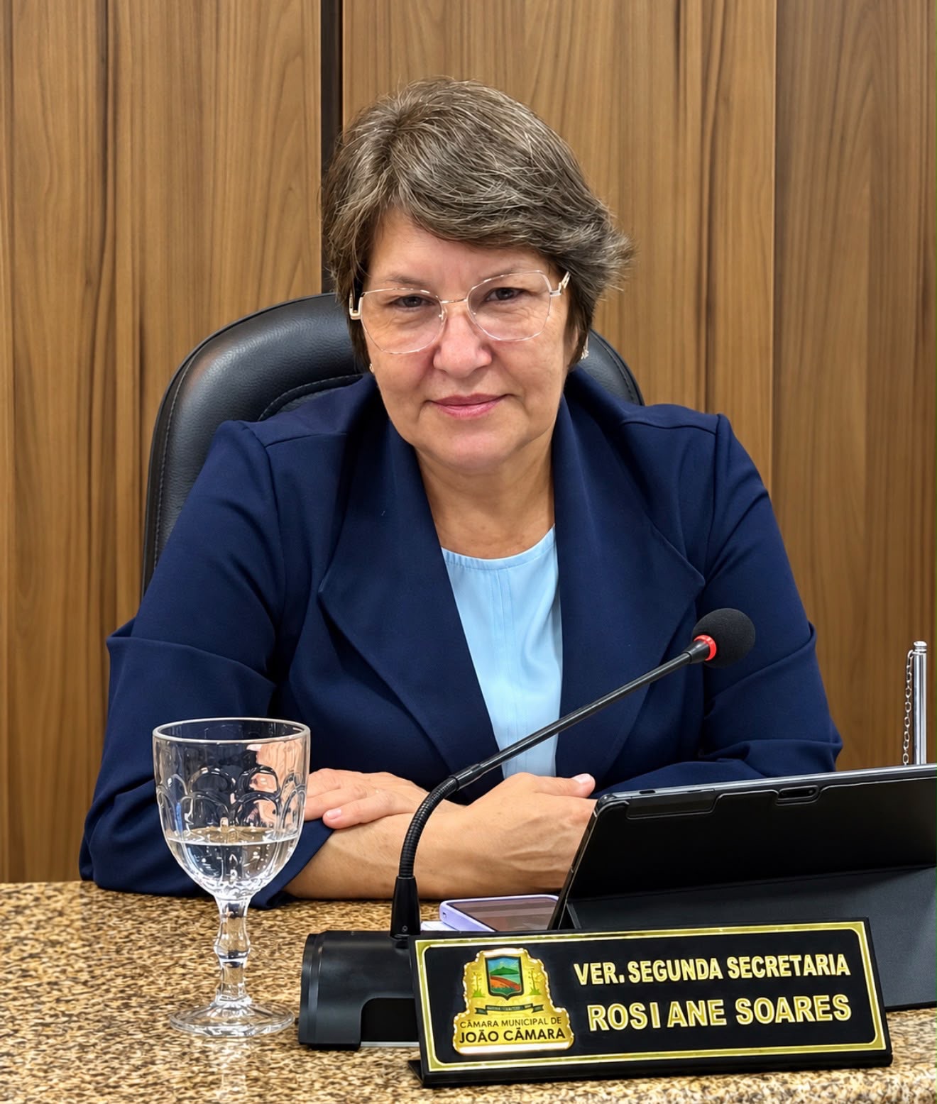 Vereadora Rosiane Soares solicita construção de novo cemitério público e conclusão do recapeamento da Rua Alexandre Câmara