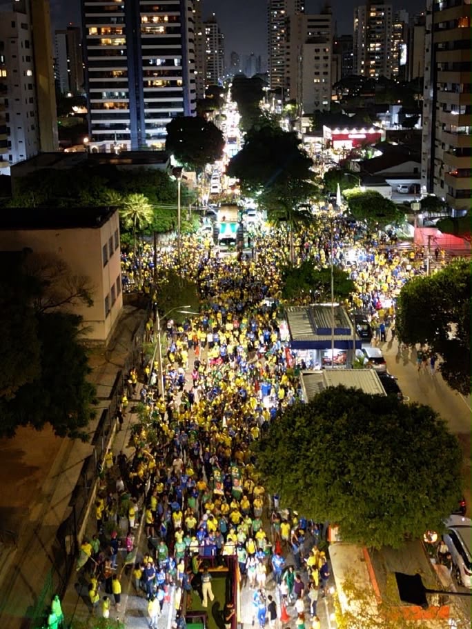 Bloco 22 arrasta multidão pelas ruas de Natal em apoio a Flávio Bolsonaro; nesta quinta será em Mossoró
