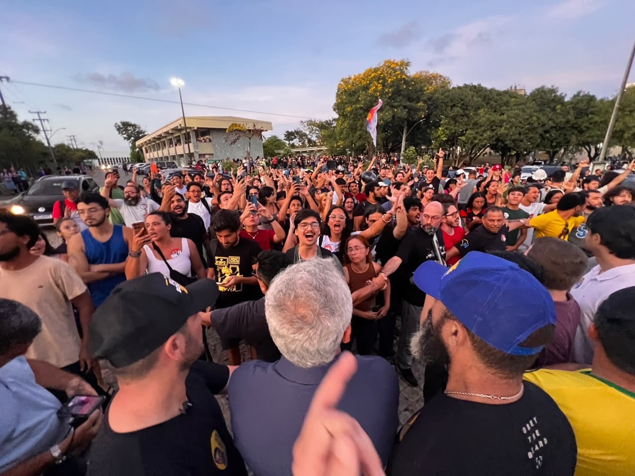 Bolsonaristas de Allyson Bezerra invadem UFRN, criam tumulto e agridem estudantes