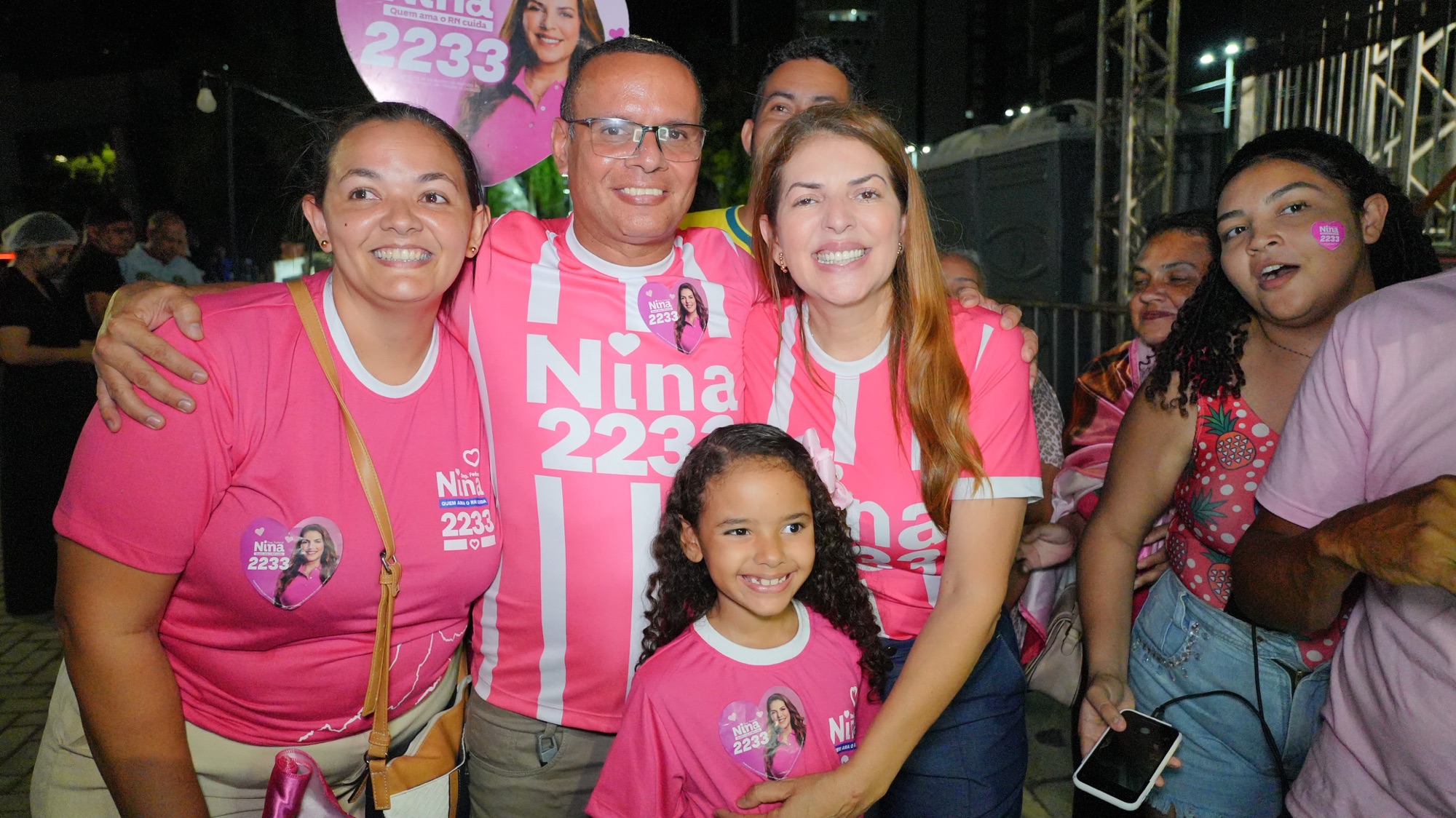 Nina Souza leva Onda Rosa 2233 à Vigília da Vitória no Largo do Atheneu
