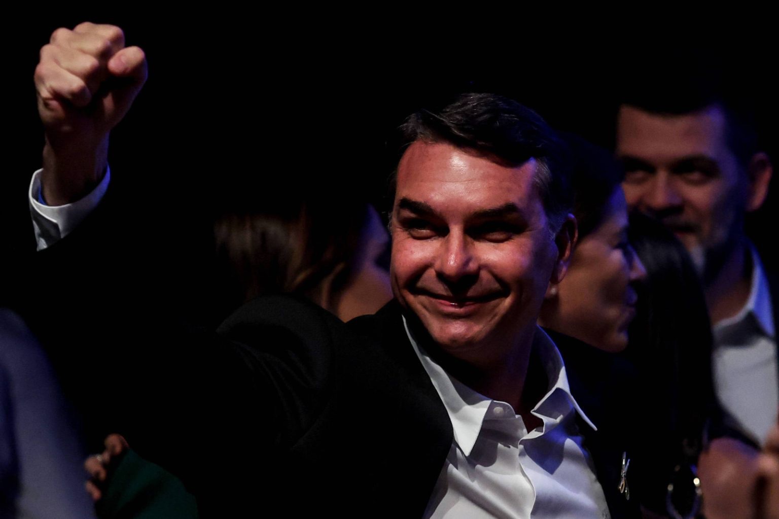 Favoritismo de Flávio Bolsonaro deflagra disputa prévia pelo comando da Fazenda