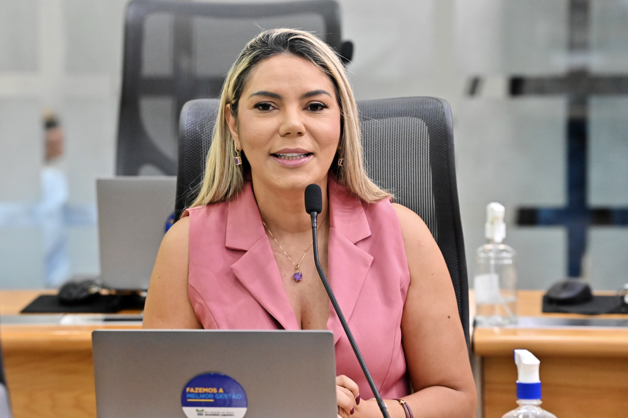 Eudiane Macedo defende valorização dos professores e fim da escala 6×1