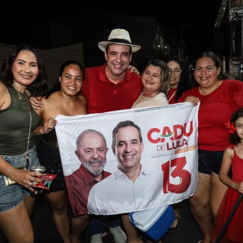 Multidão se reúne para acompanhar Cadu de Lula e Larissa, Rafael e Samanda de Lula nas ruas de Patu