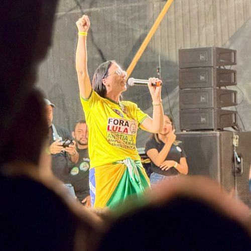 “Vamos livrar o Brasil e o RN do PT”, diz Camila Araújo em comício de Flávio Bolsonaro em Natal