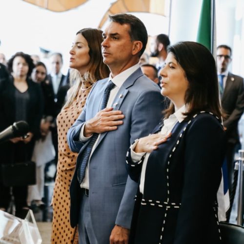 Presença de Flávio Bolsonaro em evento de Carla Dickson é sinal claro de prestígio político