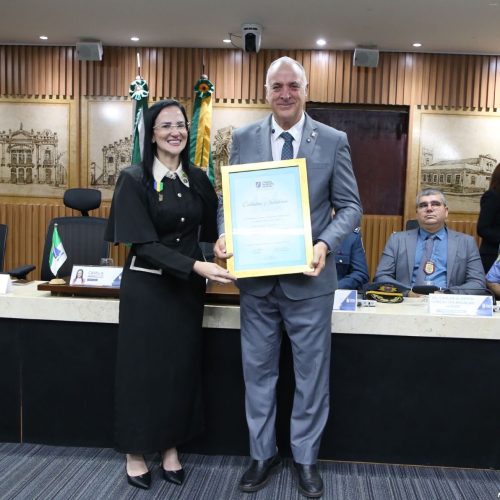 Vereadora Camila homenageia Polícia Militar do RN e entrega título de cidadão a Coronel Hélio