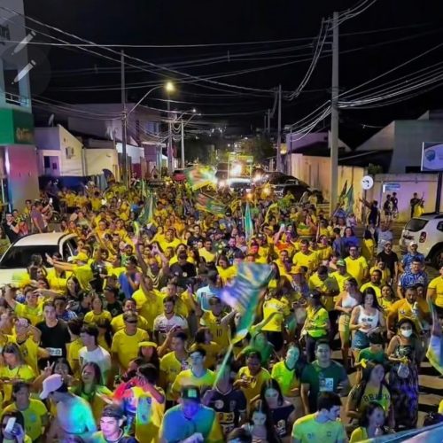 “Bloquinho 22”: após participar de adesivaço em Natal, Tomba Farias e apoiadores levam multidão às ruas de Santa Cruz em defesa da candidatura de Flávio Bolsonaro
