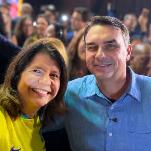 Ao lado de Flávio Bolsonaro em Brasília, Carla Dickson comemora confirmação da candidatura de Michelle Bolsonaro ao Senado Federal