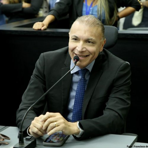 Evangélico e de direita, Albert Dickson vota contra o arquivamento do pedido de cassação de Brisa Bracchi