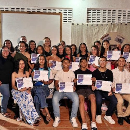 Quando a escola vira história: alunos do 9º ano da Escola Estadual Professor Miguel Monteiro publicam livro e emocionam Parazinho