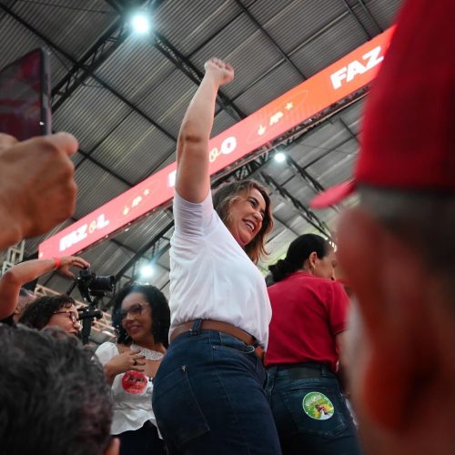 Convenção do PT homologa candidatura de Samanda ao Senado e reúne 4 mil pessoas em início da caminhada ao lado de Lula e Fátima