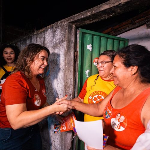 Samanda de Lula faz caminhada na Vila de Ponta Negra, onde começou sua história em Natal