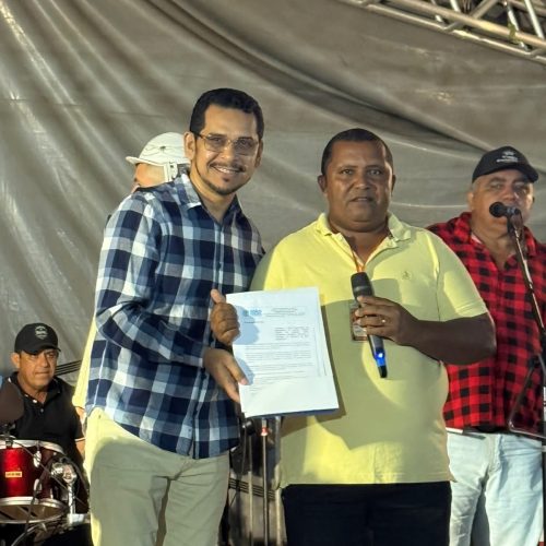 Professor Silvano Carlos entrega Lei que eterniza o Arraiá do Ladeirão como Patrimônio Cultural de João Câmara